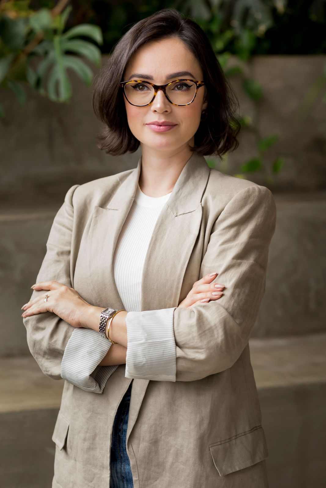 Retrato de Gabriela Affonso de braços cruzados