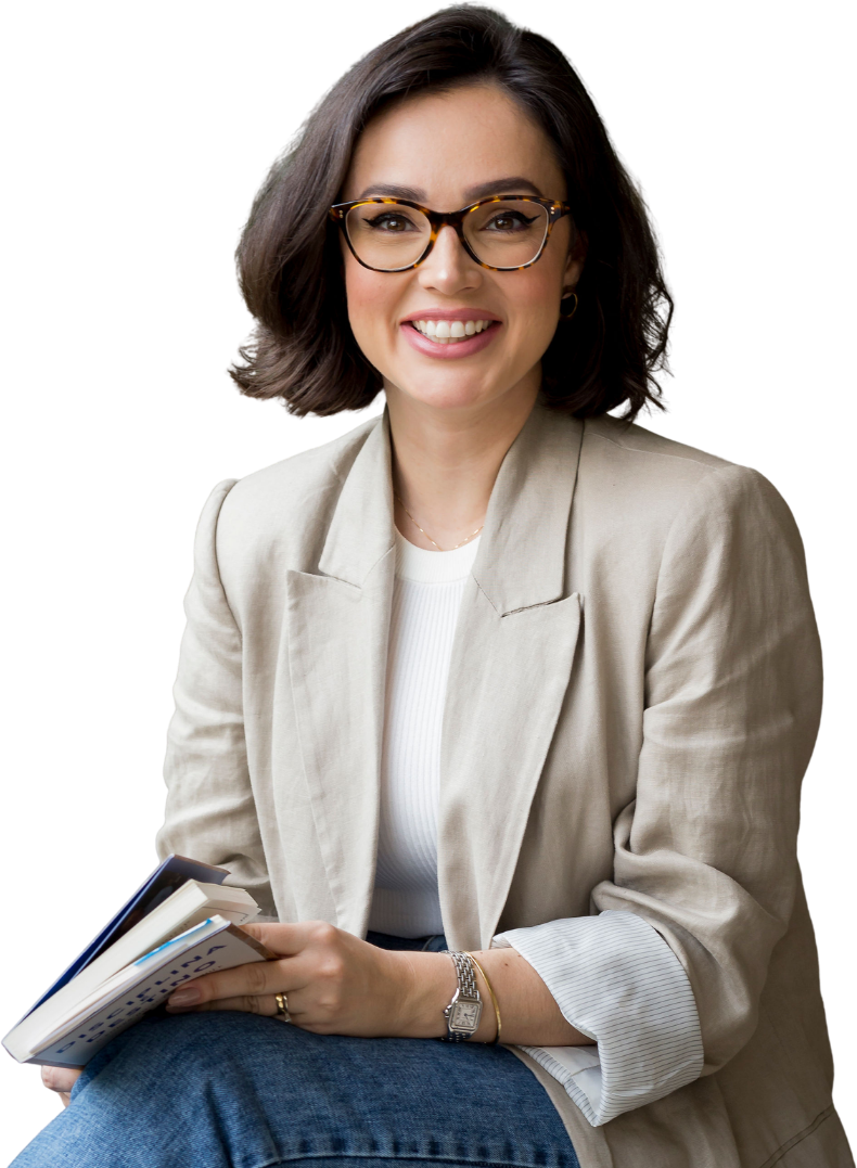Gabriela Affonso sorrindo, com livros no colo